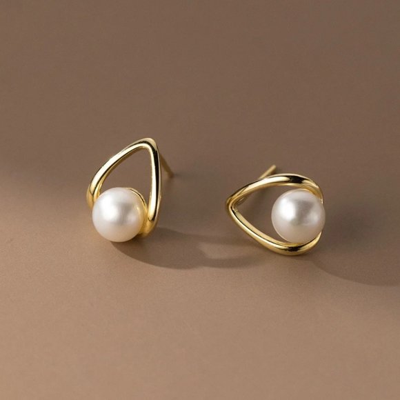 Jewelry - NWT 18K Gold Plated Pearl Stud Earrings For Women